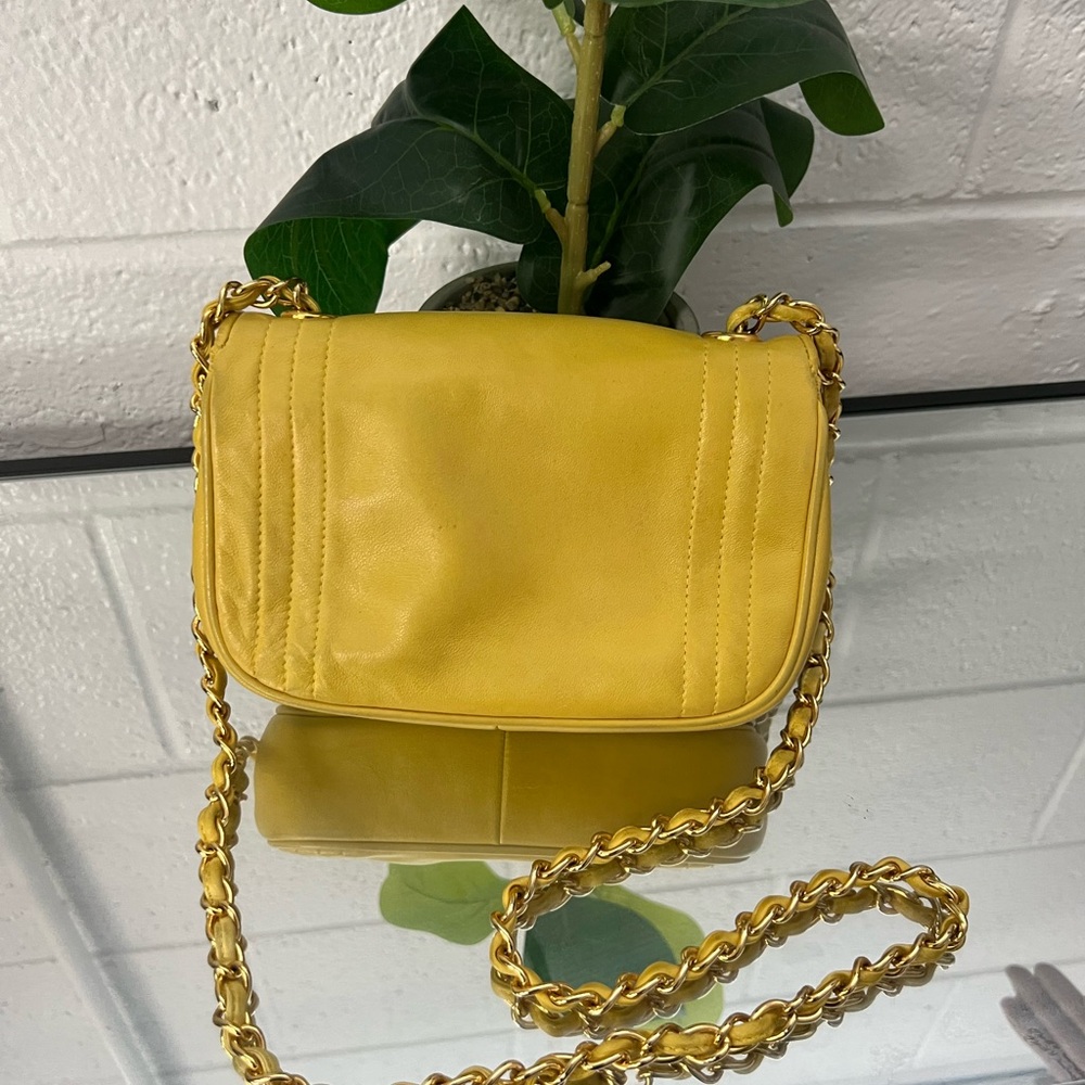 Yellow cute GUARANTEED AUTH CHANEL LAMBSKIN VINTAGE SHOULDER BAG - Picture 5 of 13